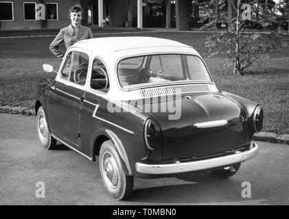 Transport / Transports, location de véhicules, véhicules, NSU/Fiat Weinsberg 500, vue de gauche, derrière l'Allemagne, 1959, NSU-Fiat, Limousette, deux portes, petite voiture, l'Allemagne de l'Ouest, l'ouest de l'Allemagne, véhicule, véhicules, voiture, auto, automobile, voiture, voitures, autos, automobiles, voitures, voiture, voiture de tourisme, années 50, 50s, 20e siècle, les gens, femme, femmes, femme, transport, transport, voiture, voitures, véhicules, véhicules, vue, vues, historique, historique, Additional-Rights Clearance-Info-Not-Available- Banque D'Images