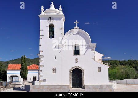 Blanc, contrastant avec l'église médiévale sky sunny lors d'une journée ensoleillée Banque D'Images