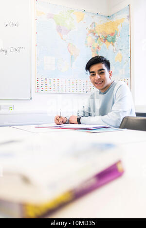 Un étudiant international studies difficile dans une salle de classe dans un collège à Cambridge Banque D'Images