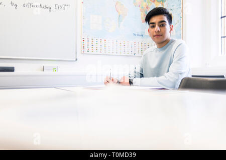 Un étudiant international studies difficile dans une salle de classe dans un collège à Cambridge Banque D'Images