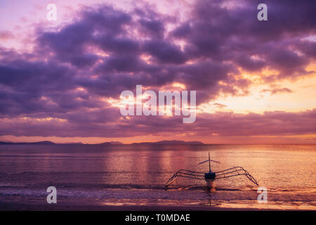 Bateau philippin traditionnel dans Corong-Corong à El Nido au coucher du soleil s'allume. L'île de Palawan, Philippines Banque D'Images