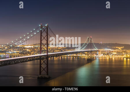 Photo de nuit de Ponte 25 de Abril (pont) et à Lisbonne, Portugal Banque D'Images