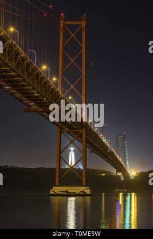 Photo de nuit de Ponte 25 de Abril (pont) et Cristo Rei (Christ statue en Almada), Lisbonne, Portugal Banque D'Images