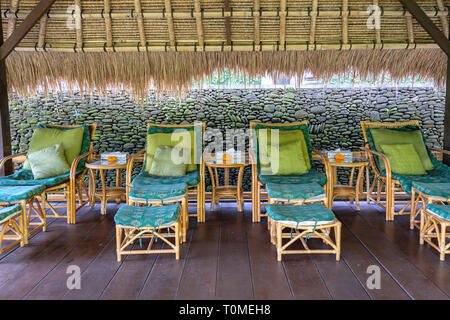 Table de massage donnant sur le jardin tropical. Salle de massage spa avec massage des pieds de chaises sur l'île tropicale, Bali, Indonésie Banque D'Images