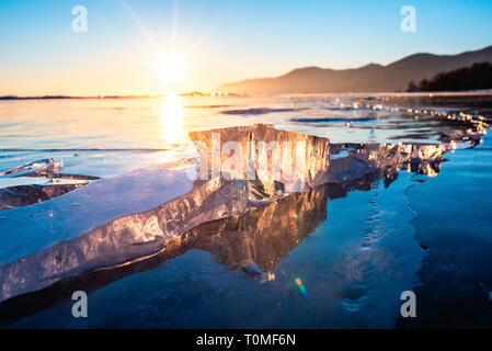 Morceaux de glace et des sculptures de glace au coucher du soleil sur le Lac Baikal, Sibérie, Russie Banque D'Images