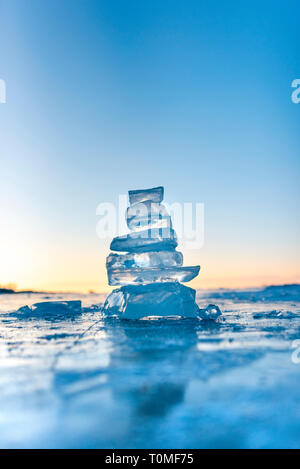 Morceaux de glace et des sculptures de glace au coucher du soleil sur le Lac Baikal, Sibérie, Russie Banque D'Images