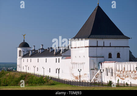 La vue sur le mur oriental du Kremlin de Tobolsk avec la tour carrée de l'Est, au sud-est de tour ronde et pontificale d'équitation. Tobolsk. La Sibérie. Rus Banque D'Images