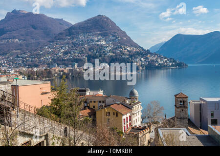 Vue sur le lac de Lugano et les montagnes des Alpes de la Suisse dans le canton du Tessin Banque D'Images