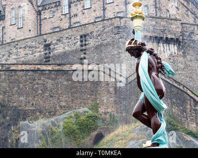 Statue surmontant la fontaine Ross dans les jardins West Princes Street avec le château d'Edinbugh derrière Edimbourg en Écosse Banque D'Images