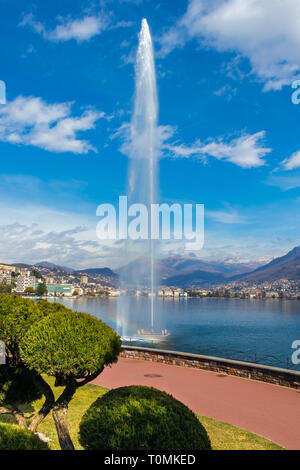 Jet d'eau avec un arc-en-ciel dans le lac de Lugano, près de la petite ville de Paradiso , canton du Tessin, Suisse Banque D'Images