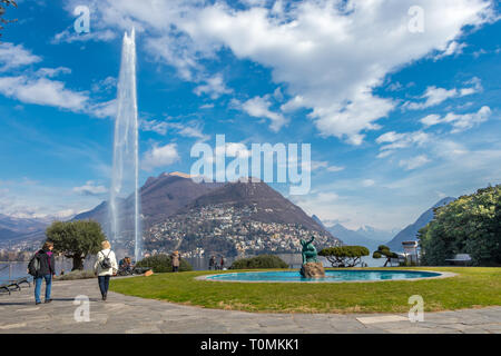 Lugano, Suisse - 10 mars 2019 : une fontaine à proximité du lac de Lugano avec une belle statue au milieu Banque D'Images