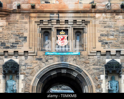 Edinburgh Castle Gatehouse portant la devise Nemo me imune lacessit ou Noone me provoque en toute impunité Edimbourg Ecosse Banque D'Images