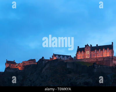 Le Château d'édimbourg courts au crépuscule de Princes Street Gardens Edinburgh Scotland Banque D'Images