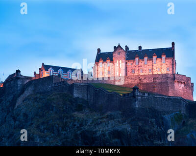 Le Château d'édimbourg courts au crépuscule de Princes Street Gardens Edinburgh Scotland Banque D'Images