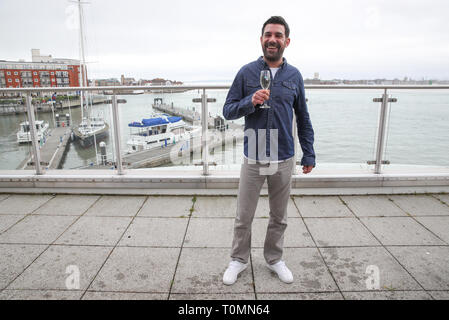 Leroy Bagley de Southsea qui a gagné £3 800 000 sur le gros lot de Lotto le samedi à l'Emirates célèbre la tour Spinnaker à Portsmouth. Banque D'Images