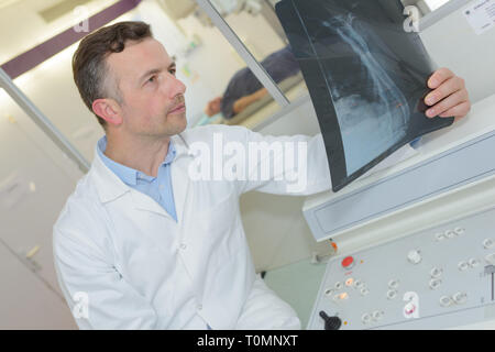 Docteur en études stand xray Banque D'Images