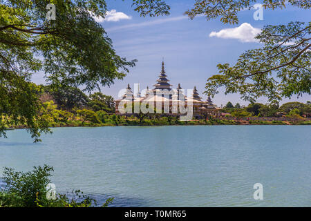 La pagode de Kyauk Ka Lat étonnant près de Hpa-An, Myanmar Banque D'Images