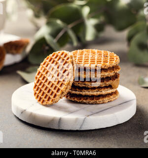 Syrupwaffles les cookies et une tasse de thé Banque D'Images