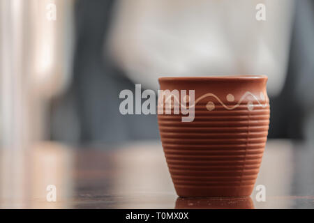 Tasse de thé fait d'argile. Banque D'Images