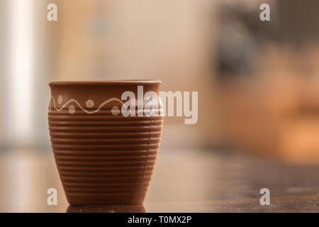 Tasse de thé fait d'argile. Banque D'Images