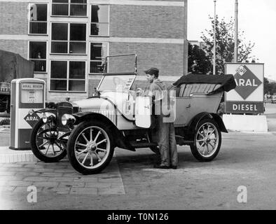 Historique des transports, voiture, véhicules, Adler 5/11 PS, phaeton double année de construction : 1910, vue de gauche, à une station service, Munich, Erhardtstrasse, vers 1960, tanking, réservoir, le ravitaillement en carburant, carburant, profession, professions, préposé de station de remplissage, le remplissage, les préposés d'Aral, spokewheel spokewheels, rayons de roue, roues à rayons, roues, moteur, phaeton, voiture, auto, automobile, voiture, automobile, automobiles, autos, automobiles, voitures, vue de côté, l'Allemagne de l'Ouest, l'ouest de l'Allemagne, Allemagne, Bavière, années 50, 50, 60, 60, 20e , Additional-Rights Clearance-Info-Not-Available- Banque D'Images