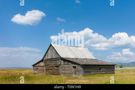 Début Mormon homestead, désormais abandonnée, au milieu de la prairie à Mormon Row, près de Jackson, Wyoming, USA. Banque D'Images