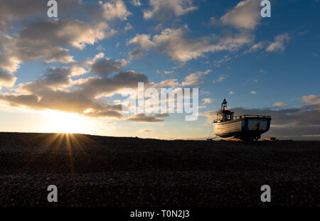 Un seul bateau de pêche sur les étendues de galets à Dungeness, Kent. Banque D'Images