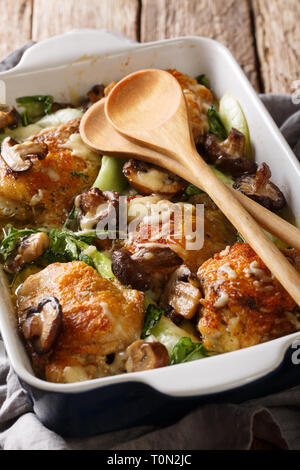 Facile poulet étouffés avec le bok choy et les champignons sur la table. La verticale Banque D'Images