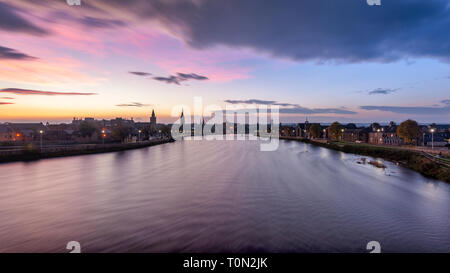La vue depuis le pont du Frère à Inverness au lever du soleil. Banque D'Images