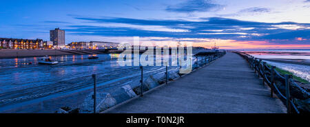 Une vue panoramique de Neptune's Arm sur Herne Bay Front de brise-lames au crépuscule. Banque D'Images