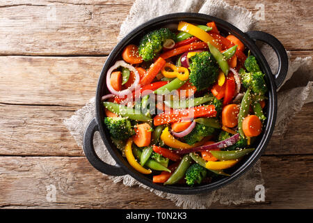 Cuisine asiatique saine les sautés de légumes au sésame close-up dans un bol sur la table, horizontal haut Vue de dessus Banque D'Images