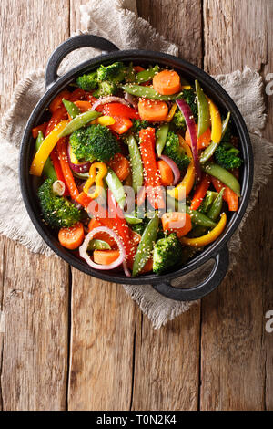 Cuisine asiatique saine les sautés de légumes au sésame close-up dans un bol sur la table, Vertical haut Vue de dessus Banque D'Images