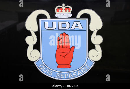 Wandbild/ murale, das den Buegerkrieg erinnert und die Miliz 'UDA - Ulster Defence Association' ehrt, im protestantischen Teil der Naeh, j'en Banque D'Images