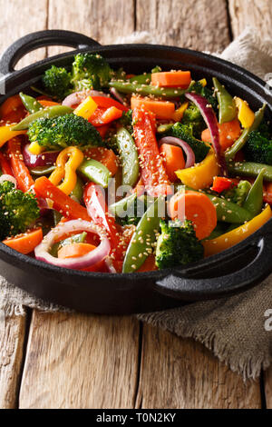 Végétariens délicieux sauté de légumes au sésame close-up dans un bol sur la table, vertical Banque D'Images