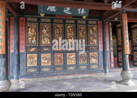 Les portes de bois sculpté cour intérieure, Zhu family house, Jianshui Ancienne Ville, Province du Yunnan, Chine Banque D'Images