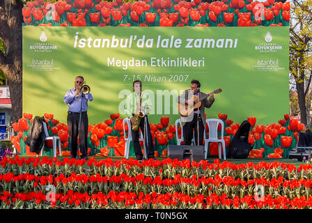 Istanbul, Turquie, 9 avril 2007 : des tulipes et des musiciens Banque D'Images