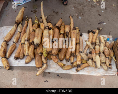 Vendeur vend une petite sélection de fruits et légumes sur le marché alimentaire de Jianshui, Honghe, préfecture de la province de Yunnan, Chine. Banque D'Images