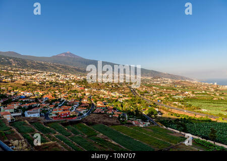 Vue sur La Orotava de Mirador La Resbala vers le mont Teide, Tenerife, Canary Islands Banque D'Images