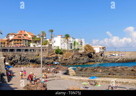 Les vacanciers natation près du port, Puerto De La Cruz, Tenerife Banque D'Images