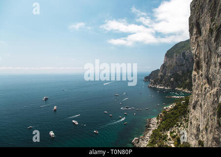 Vue du belvédère dans les jardins d'Auguste, à l'origine connu comme Krupp jardins, sur l'île de Capri, la côte de la mer Tyrrhénienne et des bateaux à voile. L'Italie. Banque D'Images