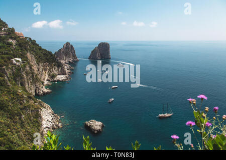 Vue des jardins d'Auguste, à l'origine Krupp jardins, sur l'île de Capri, la côte de la mer Tyrrhénienne et rochers Faraglioni, oceanic rock formation. Capri Banque D'Images