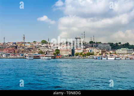 Istanbul, Turquie, 22 juin 2006 : Port d'Eminonu et des navires dans le district de Fatih, à Istanbul. Banque D'Images