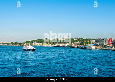Istanbul, Turquie, 22 juin 2006 : port de Sirkeci et bateaux à Fatih Istanbul de distirict Banque D'Images