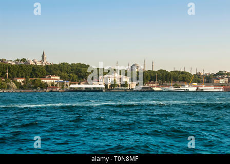 Istanbul, Turquie, 22 juin 2006 : Le Sirkeci dans le district de Fatih, à Istanbul. Port de Sirkeci et navires. Banque D'Images