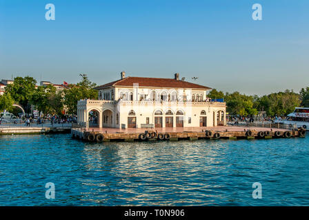 Istanbul, Turquie, 22 juin 2006 : le district de Kadikoy Istanbul. Port du kadiköy et expédier Banque D'Images