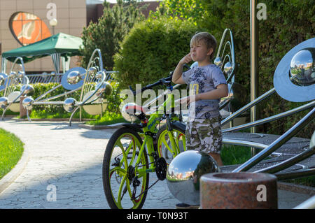 Moscou, Russie - 12 mai 2018 : les enfants jouent dans le parc de Moscou. Banque D'Images