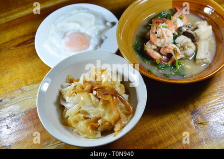 Nouilles sautées grand noir dans la sauce de soja aux crevettes et poulet sauce sauce Banque D'Images