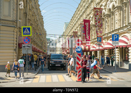 Moscou, Russie - 16 juin 2018 : Coupe du Monde FIFA 2018. Les amateurs de soccer de l'étranger marchant dans les rues de Moscou, la FIFA Coupe du monde, Mundial 2018 Banque D'Images