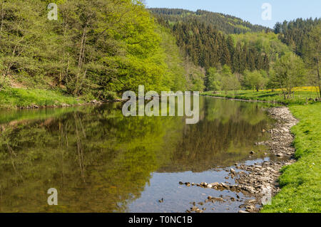 L'Ourthe près de Maboge, La Roche-en-Ardenne en Belgique sur une belle journée au début du printemps. Cette partie de la rivière a une petite plage et Banque D'Images