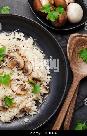 Risotto aux champignons délicieux habillé de fromage parmesan et le persil. Vue d'en haut Banque D'Images